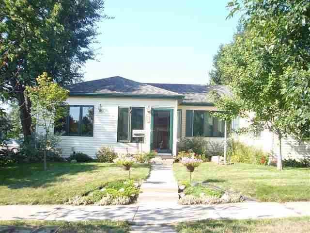 618 W Grace St, Saint Peter, MN 56082 photo 1