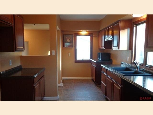 606 Kendall St, Marshall, MN 56258 photo 2