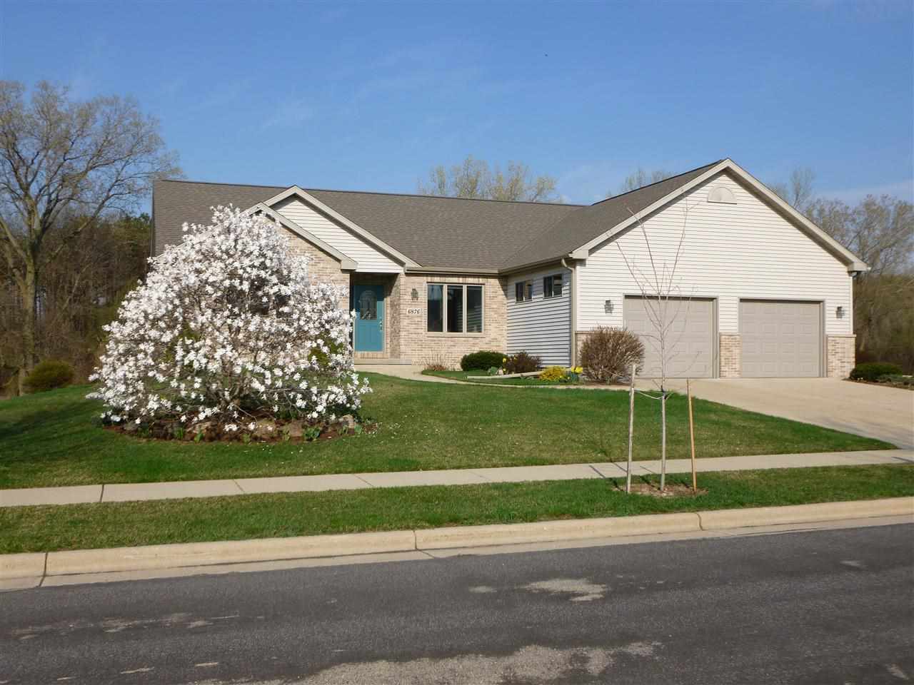 6876 Valiant Dr, Windsor, WI 53598 photo 1