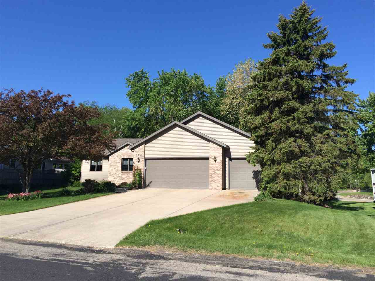 123 Sunrise Ln, Fall River, WI 53932 photo 1