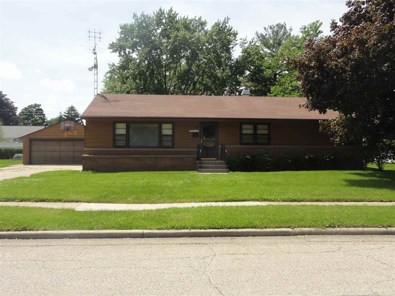 1988 Meadow Dr, Beloit, WI 53511 photo 1