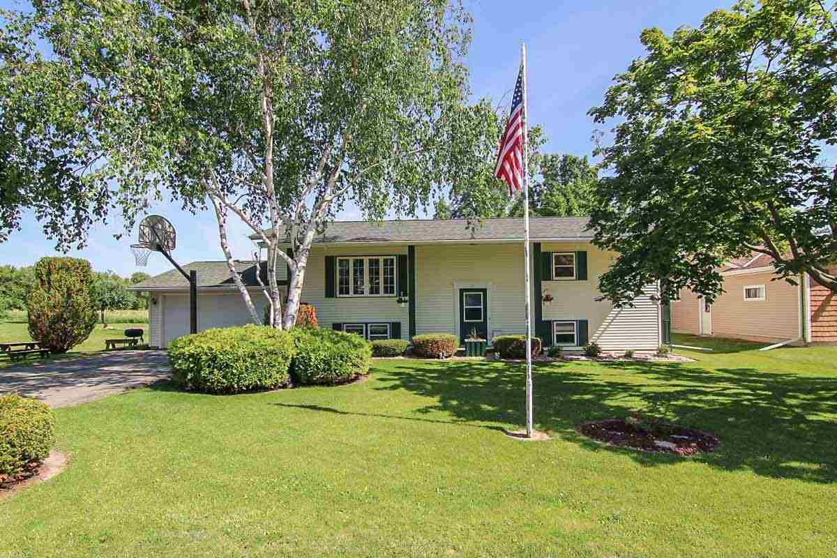 215 Emerald Dr, Reeseville, WI 53579 photo 1