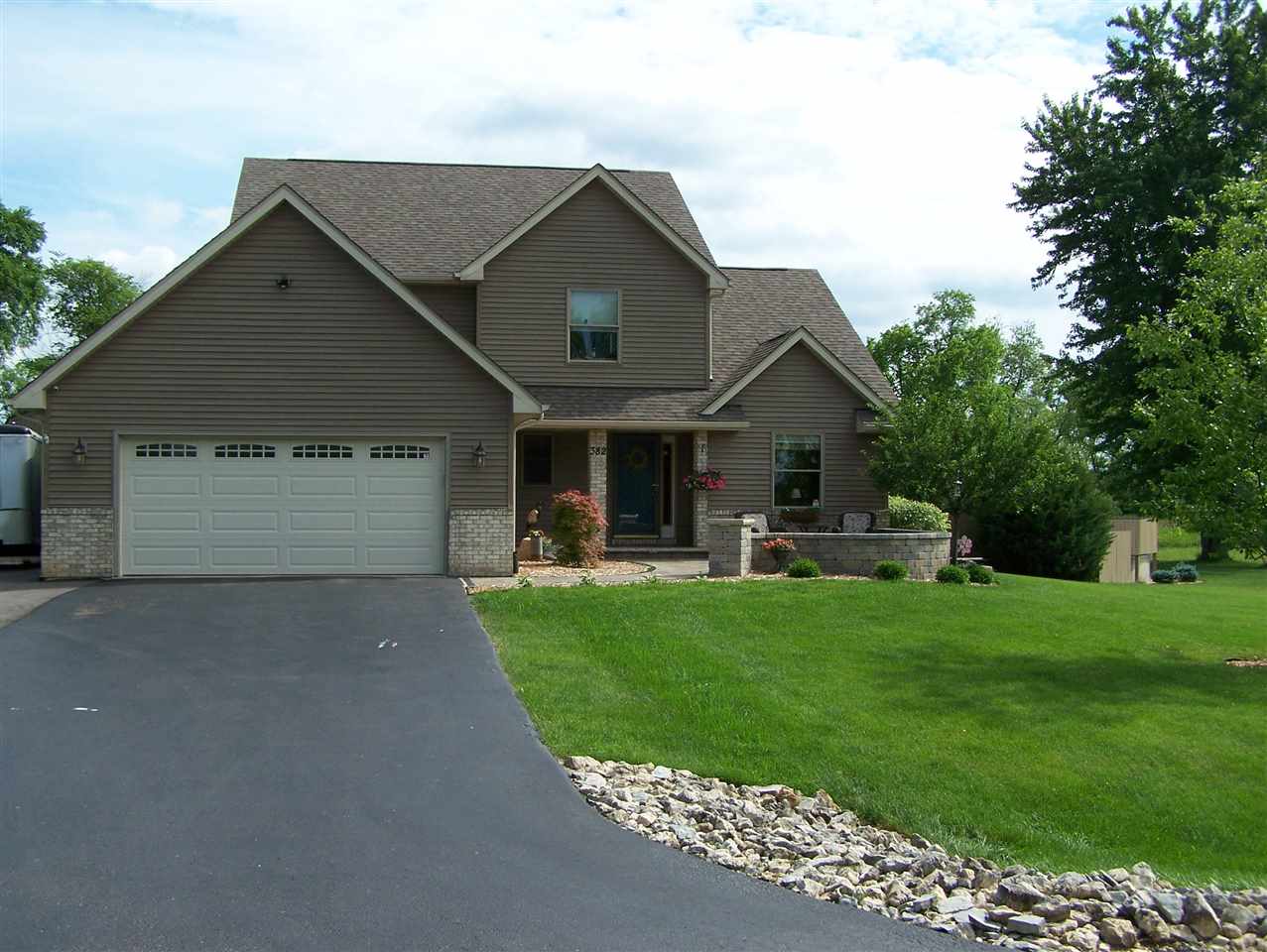382 W Bay Dr, Beloit, WI 53511 photo 1