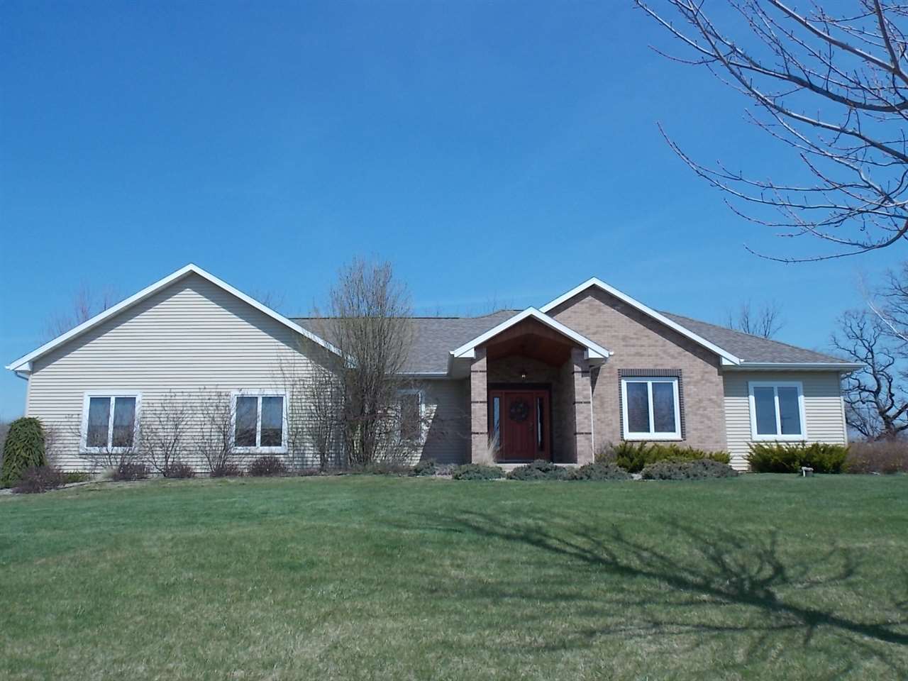 5523 E Clayshire Dr, Milton, WI 53563 photo 1