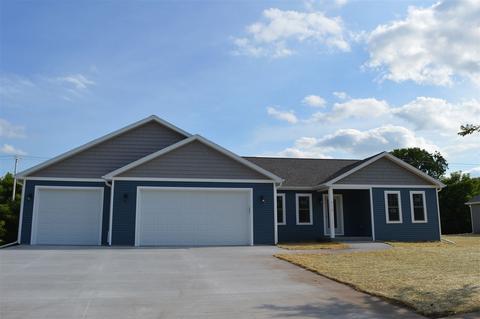 413 Sandmar Dr, Ripon, WI 54971 photo 1