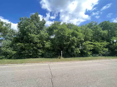 3726 White Pine Dr, Janesville, WI 53545