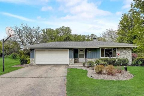 302 S Beaver Ct, Oconomowoc, WI 53066 photo 1