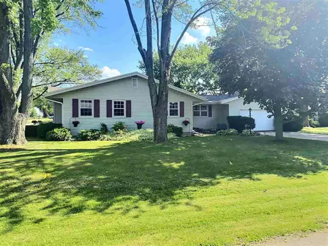 876 E Holiday Dr, Beloit, WI 53511 photo 1