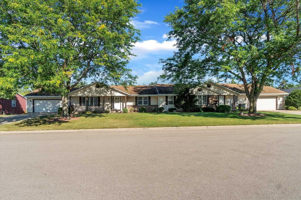  1073 Nantucket Dr, Janesville, WI 53546 photo 1
