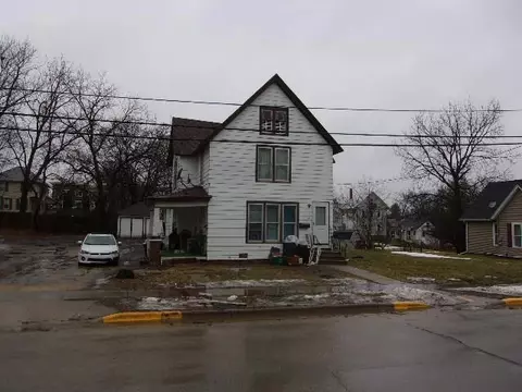 180 N Hickory St, Platteville, WI 53818