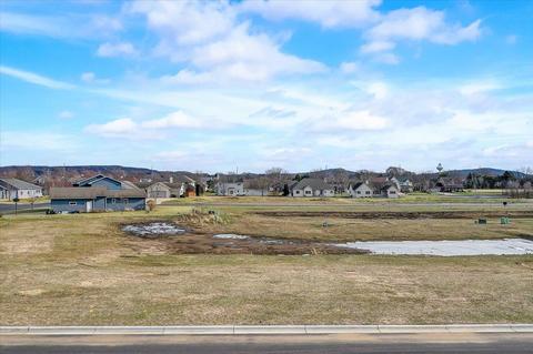 208 Falcon Ct, Sauk City, WI 53583