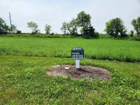 816 Valley Rd, Dane, WI 53529