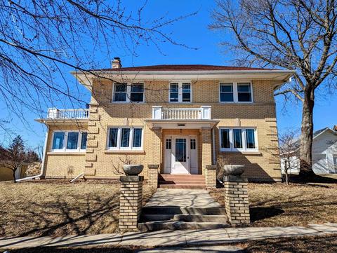 613 5th St, New Glarus, WI 53574