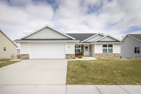 1225 Cody Pkwy, Platteville, WI 53818