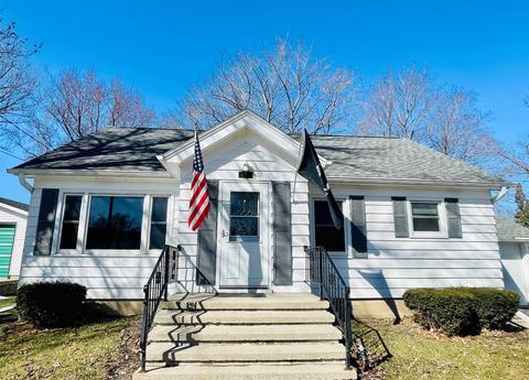 215 Davis St, Fox Lake, WI 53933