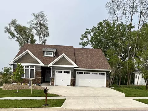516 Greenway Point Dr, Janesville, WI 53548