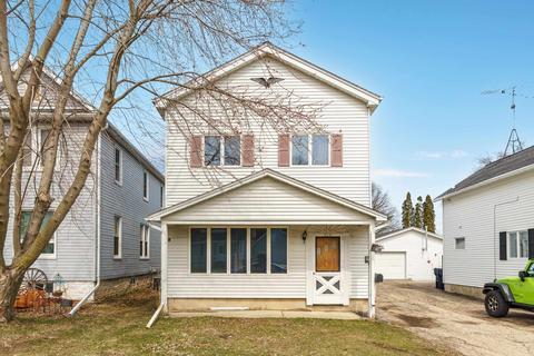 319 E Oak St, Juneau, WI 53039