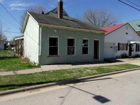 402 W Bluff St, Cassville, WI 53806