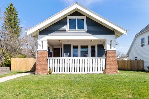 407 8th St, Baraboo, WI 53913