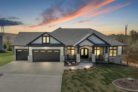 2176 Creek Wood Dr, Dubuque, IA 52003