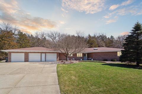 3904 N Spring Hill Dr, Janesville, WI 53545