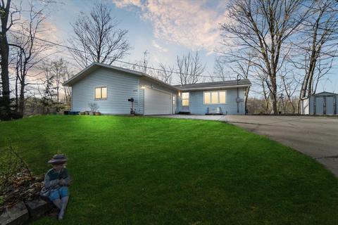 w6736 North Lakeshore Circle, Elkhorn, WI 53121