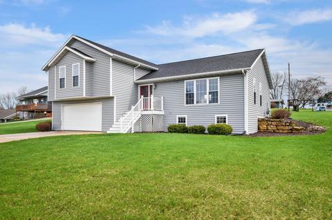211 Kings Ct, Dodgeville, WI 53533