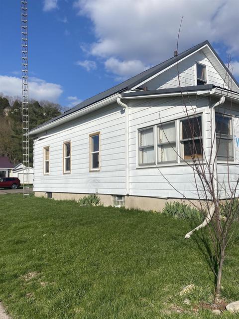 222 W Dewey St, Cassville, WI 53806