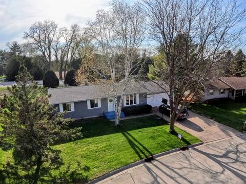 1440 Country Club Ct, Platteville, WI 53818
