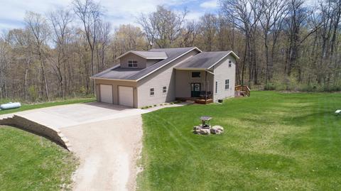 1884 W Timber Dr, Platteville, WI 53818
