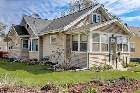 211 W Marion St, Portage, WI 53901