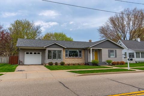 121 E School St, Belleville, WI 53508
