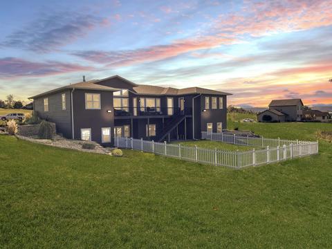 61688 Park View Dr, Prairie Du Chien, WI 53821