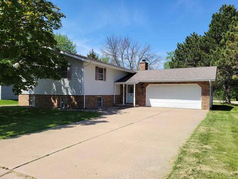 1480 Country Club Ct, Platteville, WI 53818