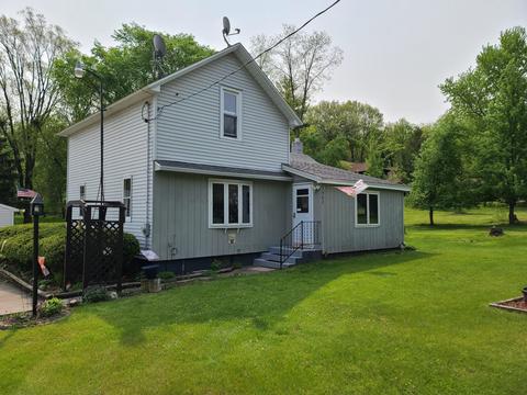 562 Pease Rd, Pardeeville, WI 53954