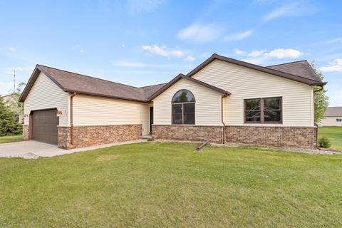 633 Pauquette Pines Ln, Poynette, WI 53955