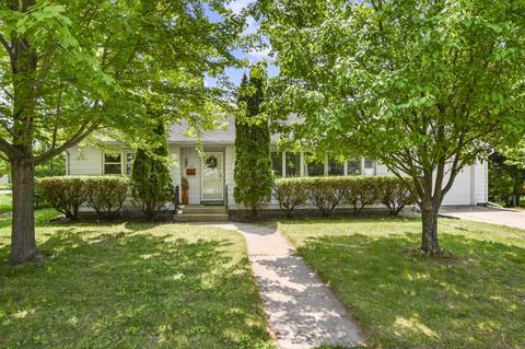 424 8th St, Baraboo, WI 53913