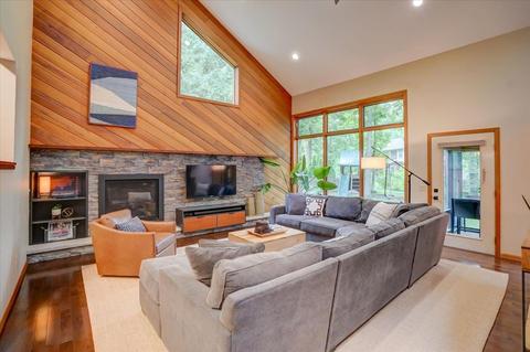 2875 Woods Edge Ct, Fitchburg, WI 53711