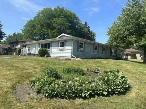 901 S Division St, Waunakee, WI 53597