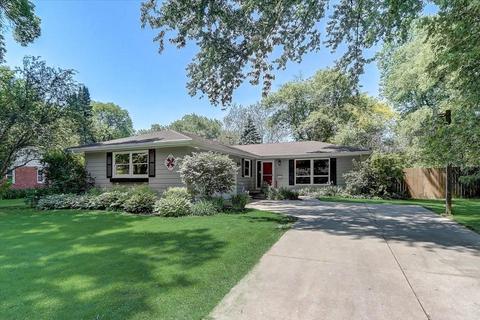 2110 Manor Green Dr, Madison, WI 53711