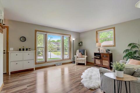 6 Wentworth Cir, Madison, WI 53719
