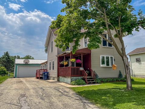256 W Oak Grove St, Juneau, WI 53039