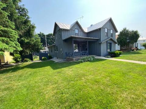 408 8th St, Baraboo, WI 53913