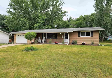 714 E Chestnut St, Pardeeville, WI 53954