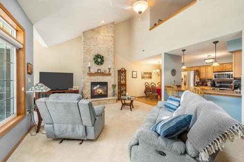 w397n5883 Autumn Woods Dr #11, Oconomowoc, WI 53066