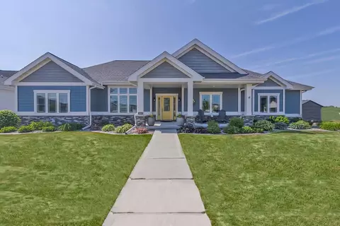 1028 Golden Ln, Waunakee, WI 53597