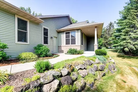 71 Berdella Ct, Cross Plains, WI 53528