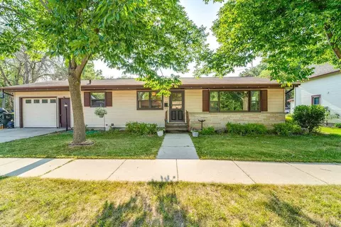 270 5th St, Prairie Du Sac, WI 53578