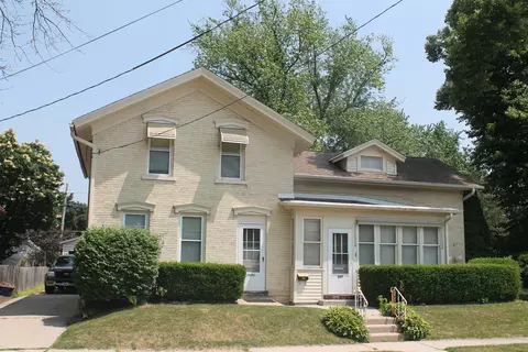 207 N 10th St, Watertown, WI 53094