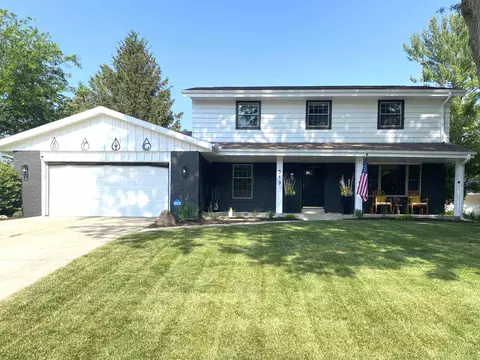 519 N Edgewood Ave, Elkhorn, WI 53121